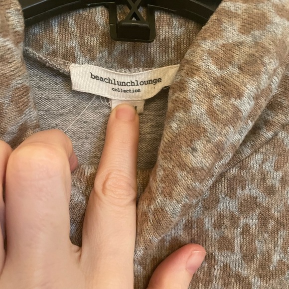 BEACHLUNCHLOUNGE Leopard Print Turtleneck Size Medium - Picture 2 of 10